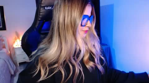 Snapshot of avrill_morgan chatting on 11-28-25, 01:47 Avrill Morgan online show from 11-28-25, 01:47