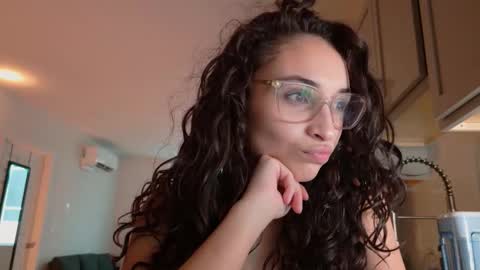 Snapshot of avvaiia chatting on 03-15-26, 09:21 Avaia online show from 03-15-26, 09:21