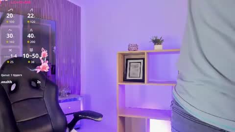 Snapshot of axel_grey_ chatting on 06-25-26, 12:42 axel_grey_ online show from 06-25-26, 12:42