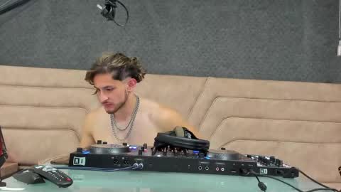 Axel  online show from 05-27-26, 12:51