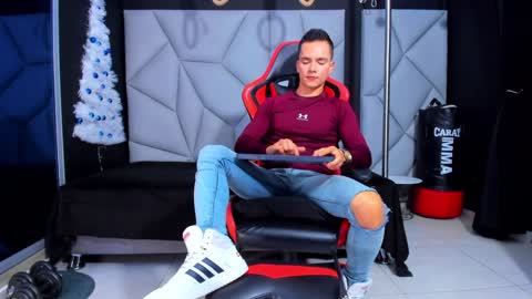 Snapshot of aydenmillerdom chatting on 12-21-24, 04:52 Ayden Miller online show from 12-21-24, 04:52