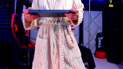 Snapshot of aydenmillerdom chatting on 01-06-25, 02:04 Ayden Miller online show from 01-06-25, 02:04