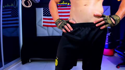 Snapshot of aydenmillerdom chatting on 02-05-25, 01:04 Ayden Miller online show from 02-05-25, 01:04