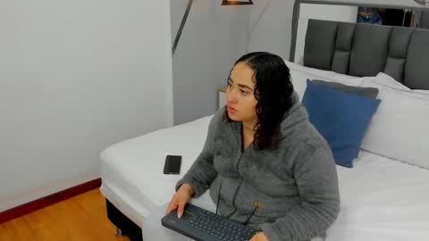 Snapshot of ayla_martinez chatting on 01-06-25, 12:05 Ayla online show from 01-06-25, 12:05