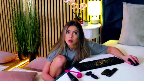 Snapshot of aylinrosee chatting on 05-17-26, 02:31 AylinRosee online show from 05-17-26, 02:31