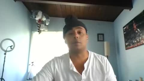 Snapshot of b0urb0n7 chatting on 10-22-25, 05:24 Bourbon online show from 10-22-25, 05:24