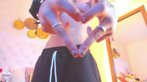 Snapshot of b3k_afrodict chatting on 11-19-25, 04:01 Anny online show from 11-19-25, 04:01