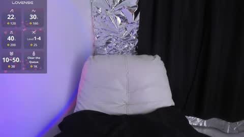 Queen B online show from 11-29-25, 06:44