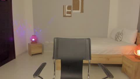 itzell  online show from 12-18-24, 02:32