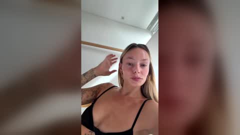 Snapshot of babettex chatting on 05-06-26, 10:53 babettex online show from 05-06-26, 10:53