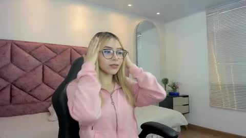 Snapshot of baby__flame chatting on 02-22-26, 01:09 Maddie online show from 02-22-26, 01:09