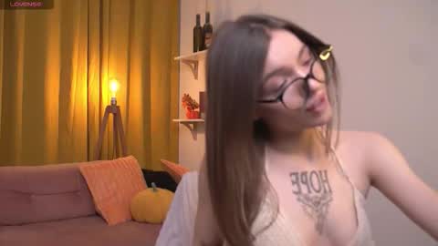 Snapshot of baby_bub chatting on 10-21-25, 02:18 Cristy online show from 10-21-25, 02:18