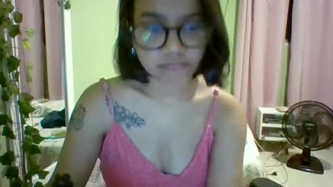 Snapshot of babybeelee chatting on 12-19-25, 01:45 babybeelee online show from 12-19-25, 01:45