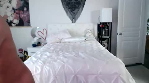 Snapshot of babyempathy chatting on 01-18-26, 09:07 akira online show from 01-18-26, 09:07