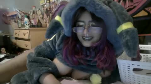 Snapshot of babymelodyx0x chatting on 06-18-26, 12:00 Melody 3 online show from 06-18-26, 12:00