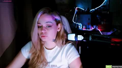 Snapshot of bad_girl009 chatting on 02-22-26, 05:22 Lin online show from 02-22-26, 05:22