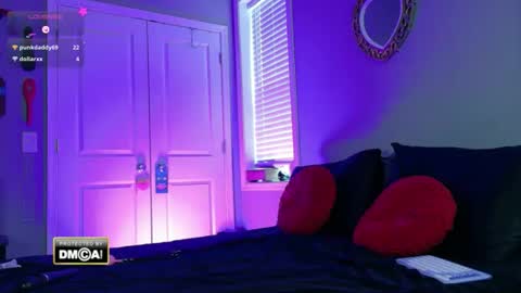 Snapshot of badbabesquirt chatting on 10-14-25, 06:20 Alice online show from 10-14-25, 06:20