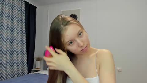 Snapshot of bam_bi chatting on 02-10-25, 09:36 Kira online show from 02-10-25, 09:36