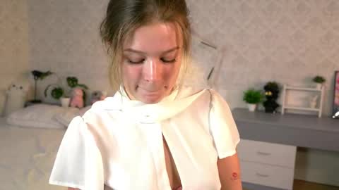 Snapshot of bambi_bimboo chatting on 06-07-26, 05:27 Mila online show from 06-07-26, 05:27