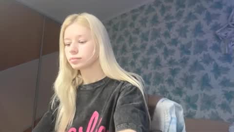 Snapshot of barbie_angel_ chatting on 12-21-25, 12:18 Barbie online show from 12-21-25, 12:18