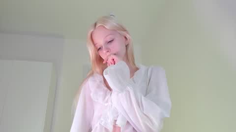 Snapshot of barbie_bella07 chatting on 11-21-25, 02:54 Bella online show from 11-21-25, 02:54