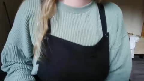Snapshot of barbiedoll713 chatting on 05-10-26, 02:17 barbiedoll713 online show from 05-10-26, 02:17