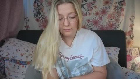 Snapshot of barbiegirl966 chatting on 01-11-26, 09:47 barbiegirl966 online show from 01-11-26, 09:47