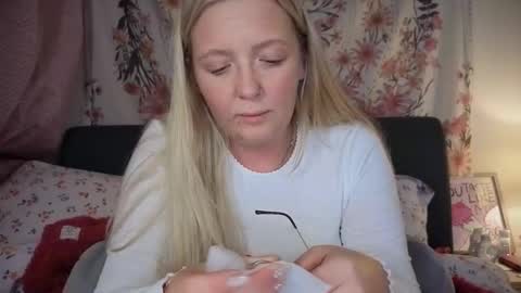 Snapshot of barbiegirl966 chatting on 01-14-26, 09:09 barbiegirl966 online show from 01-14-26, 09:09