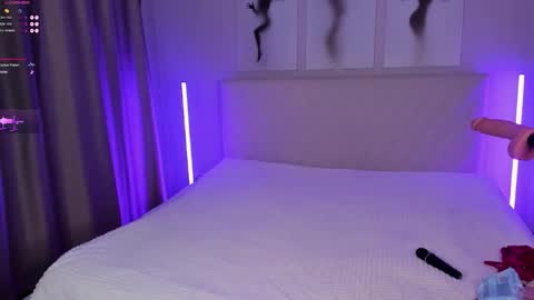 Snapshot of barbielina_ chatting on 10-19-25, 09:04 Emma online show from 10-19-25, 09:04