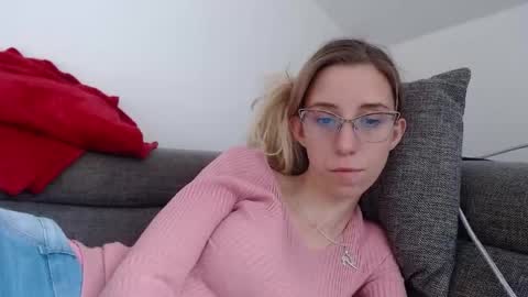 Snapshot of barelylegalblondy chatting on 05-08-26, 04:01 Lena online show from 05-08-26, 04:01