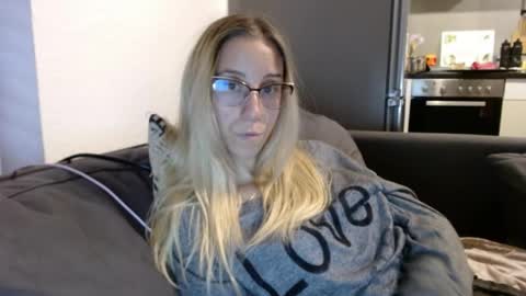 Snapshot of barelylegalblondy chatting on 06-01-26, 05:36 Lena online show from 06-01-26, 05:36