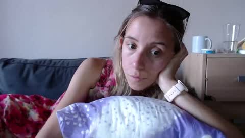 Snapshot of barelylegalblondy chatting on 06-08-26, 06:08 Lena online show from 06-08-26, 06:08