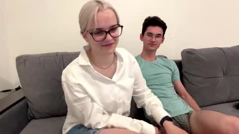 Max and Bella online show from 09-10-25, 03:56