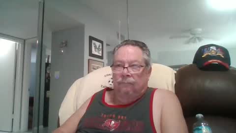 Snapshot of bbb1952 chatting on 10-28-25, 02:42 Single Grandpa in Florida. Love to C2C and have Fun Privately online show from 10-28-25, 02:42