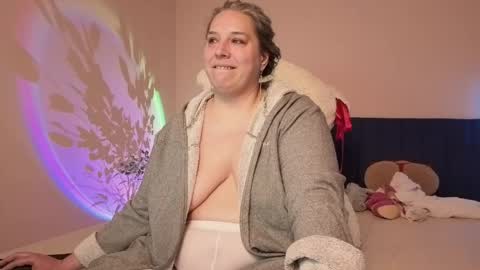 Snapshot of bbw_goddes chatting on 05-18-26, 12:11 Love online show from 05-18-26, 12:11