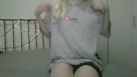 Snapshot of bea_trix77 chatting on 01-17-25, 10:55 Yours sweet Bea 3 online show from 01-17-25, 10:55