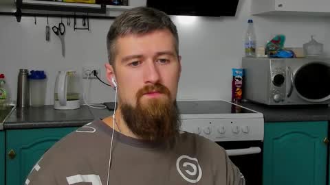 Snapshot of bearded_legend chatting on 10-06-25, 01:14 Zeus online show from 10-06-25, 01:14