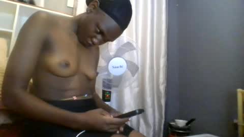 Snapshot of beautie699392 chatting on 06-20-26, 10:45 Lil stunner online show from 06-20-26, 10:45