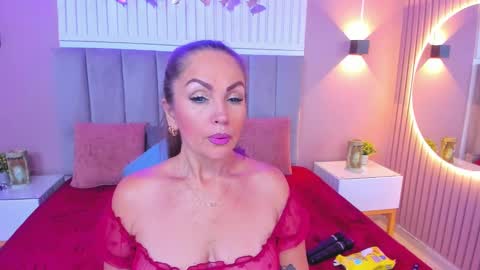 Snapshot of beauty_milf4 chatting on 01-18-25, 07:48 Chantall online show from 01-18-25, 07:48