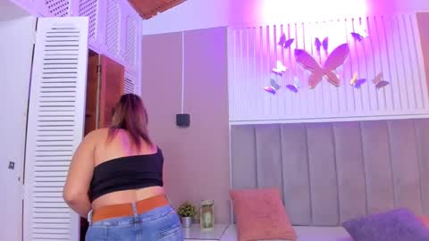 Snapshot of beauty_milf4 chatting on 02-13-25, 02:45 Chantall online show from 02-13-25, 02:45