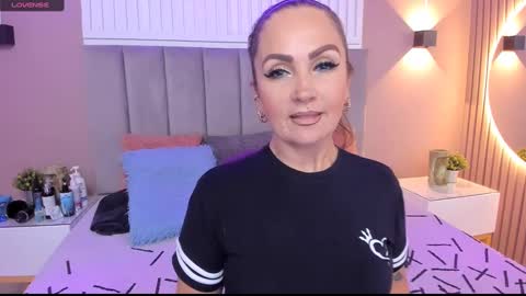 Snapshot of beauty_milf4 chatting on 02-16-25, 07:38 Chantall online show from 02-16-25, 07:38
