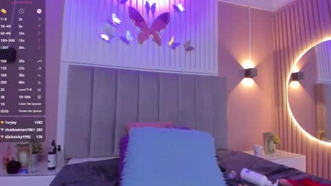 Snapshot of beauty_milf4 chatting on 03-02-25, 10:38 Chantall online show from 03-02-25, 10:38