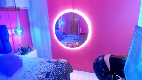 Snapshot of beauty_milf4 chatting on 11-15-25, 11:40 Chantall online show from 11-15-25, 11:40