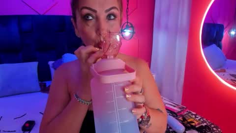 Snapshot of beauty_milf4 chatting on 11-20-25, 11:32 Chantall online show from 11-20-25, 11:32