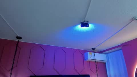 Snapshot of beauty_milf4 chatting on 12-20-25, 11:39 Chantall online show from 12-20-25, 11:39