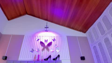 Snapshot of beauty_milf4 chatting on 02-10-26, 03:32 Chantall online show from 02-10-26, 03:32