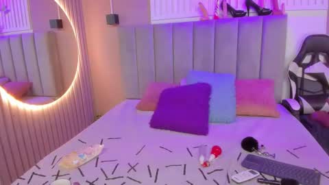 Snapshot of beauty_milf4 chatting on 03-11-26, 03:56 Chantall online show from 03-11-26, 03:56