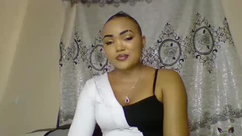 Snapshot of beautystar12 chatting on 02-21-25, 11:44 beautystar12 online show from 02-21-25, 11:44