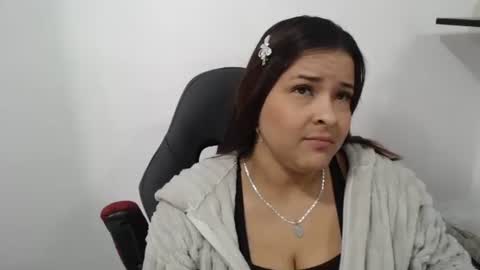 Snapshot of beautyykarol chatting on 11-24-25, 06:18 beautyykarol online show from 11-24-25, 06:18