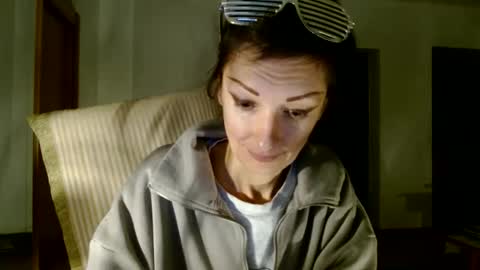 Snapshot of bebacksooon chatting on 12-29-24, 08:37 Raluca online show from 12-29-24, 08:37